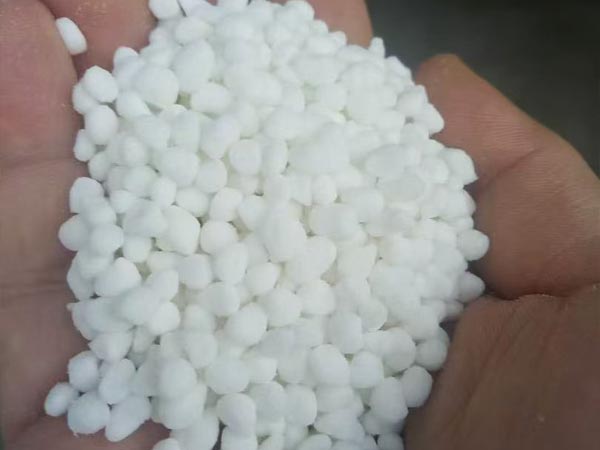 Qual é a diferença entre fertilizantes de liberação controlada e fertilizantes de liberação lenta?